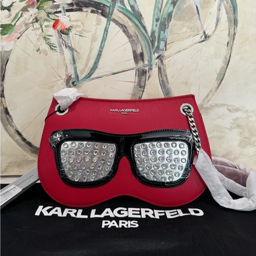 ONE DAY SALE✨

KARL LAGERFELD Ikons sunglasses crossbody bag 🤍